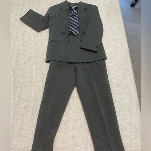 Boys 2 piece gray suit with tie. Size 5